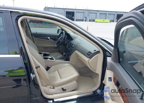 2010 Mercedes-Benz C 300 Luxury 4Matic/Sport 4Matic z USA, uszkodzony, nr VIN WDDGF8BB1AF465157